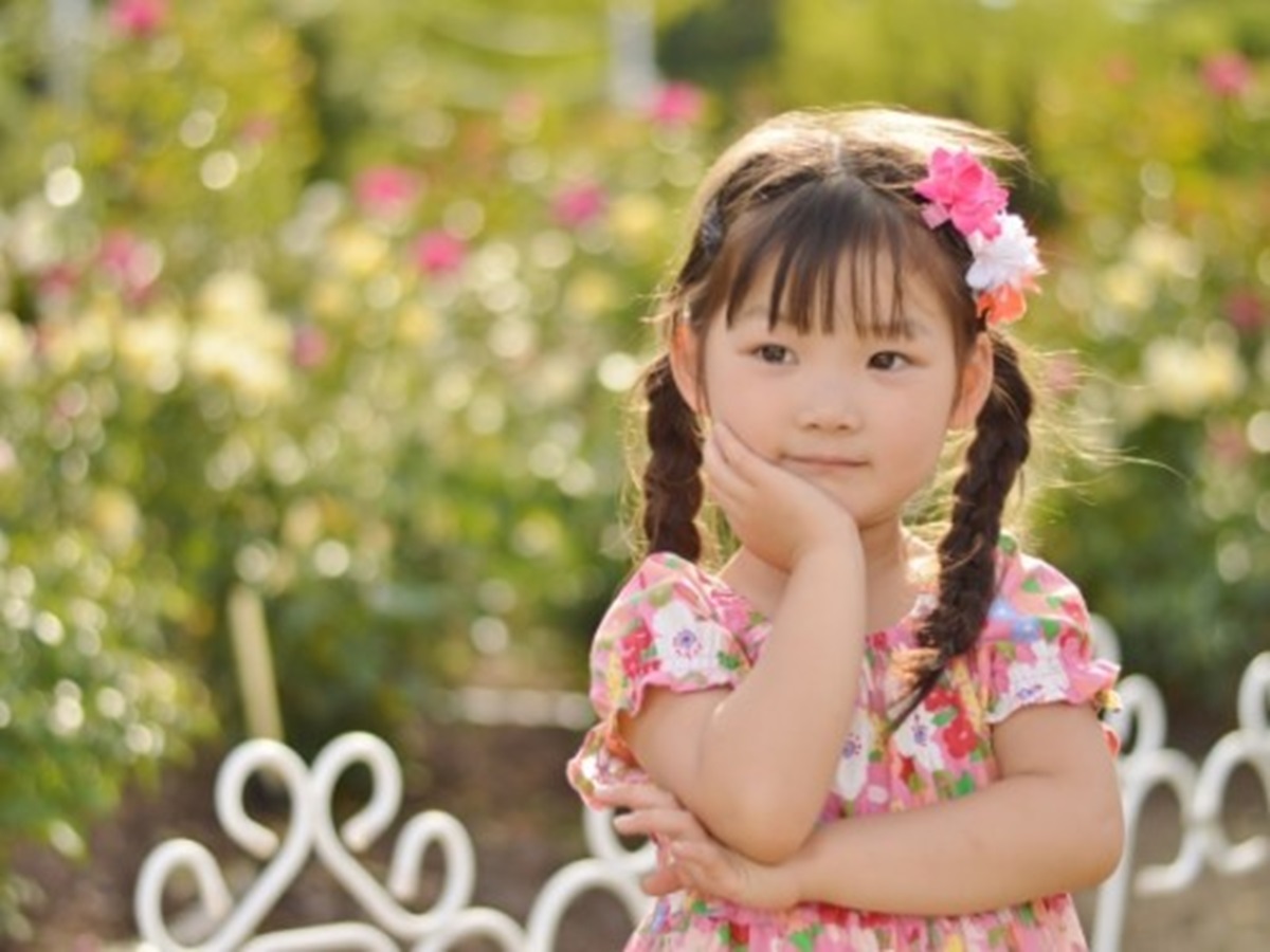 考えるポーズをしている子ども