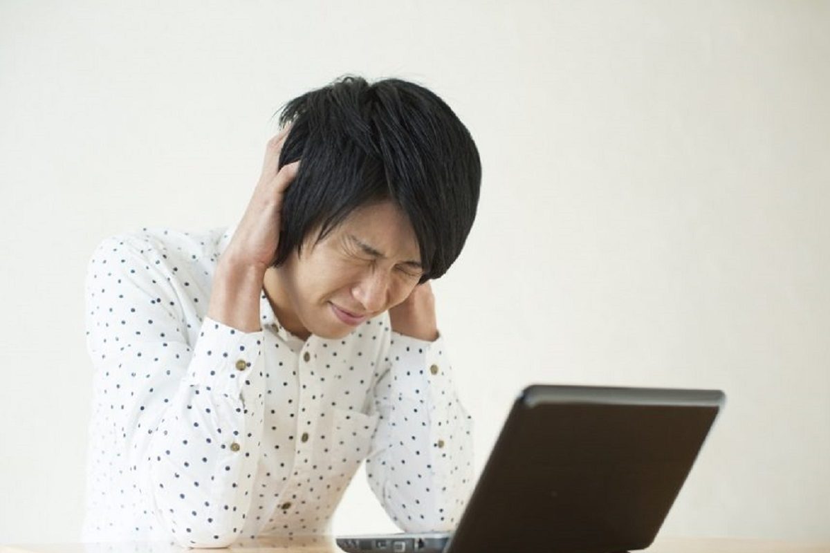 パソコントラブルで頭を抱える女性
