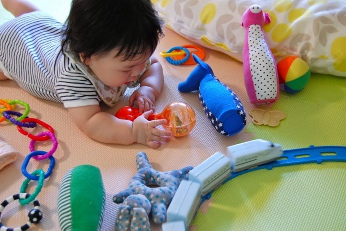 知育玩具で遊ぶ赤ちゃん