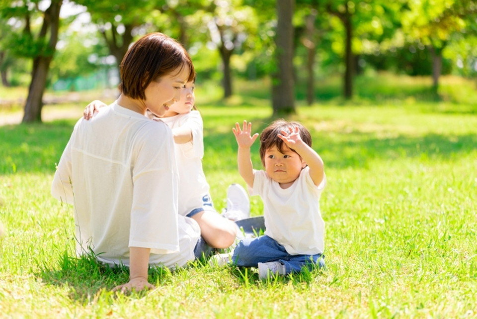 一緒に遊んでいる親子