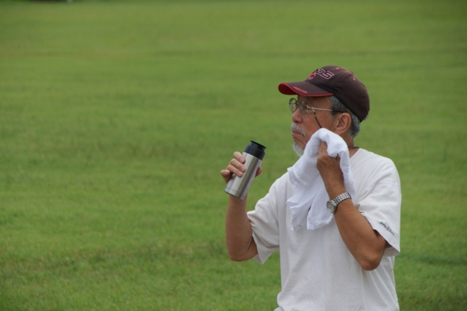 温水を飲む男性