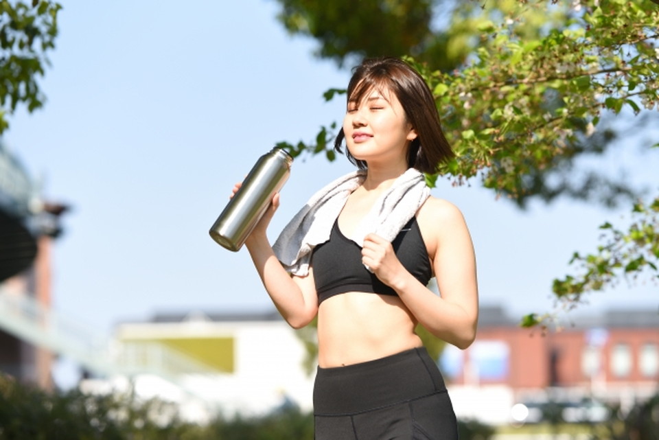 温水を飲む女性