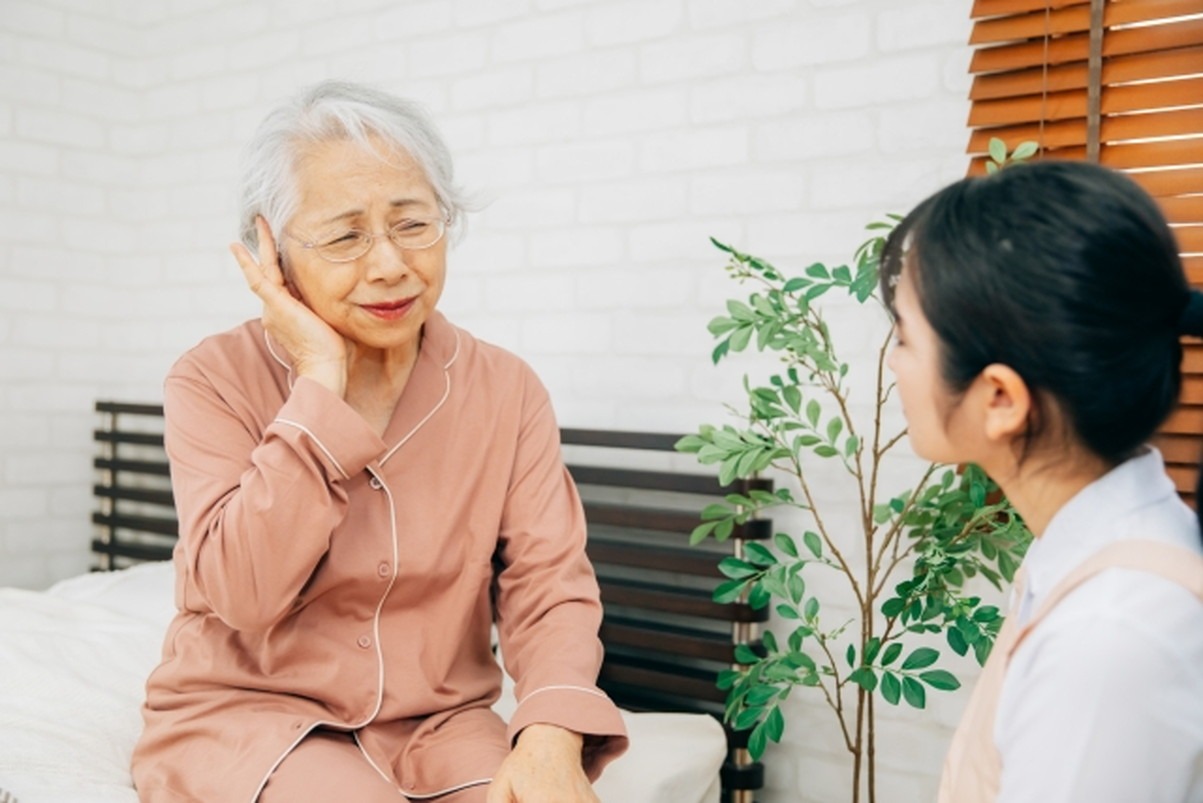 イヤホンを使う人は耳の負担が大きいから加齢による老人性難聴が若くして発症するかも？でも、新しい予防法があるらしい