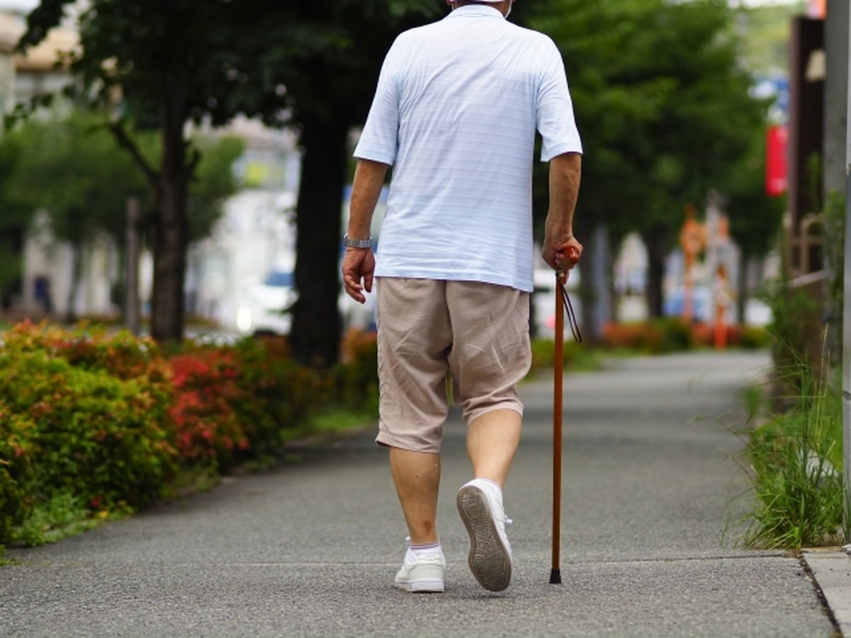 最近音が聞こえにくくなって、転倒やつまづきやすくなったのは、聴覚障害による歩行バランスが悪くなったからです - 加齢性難聴が引き起こす寝たきりへの道