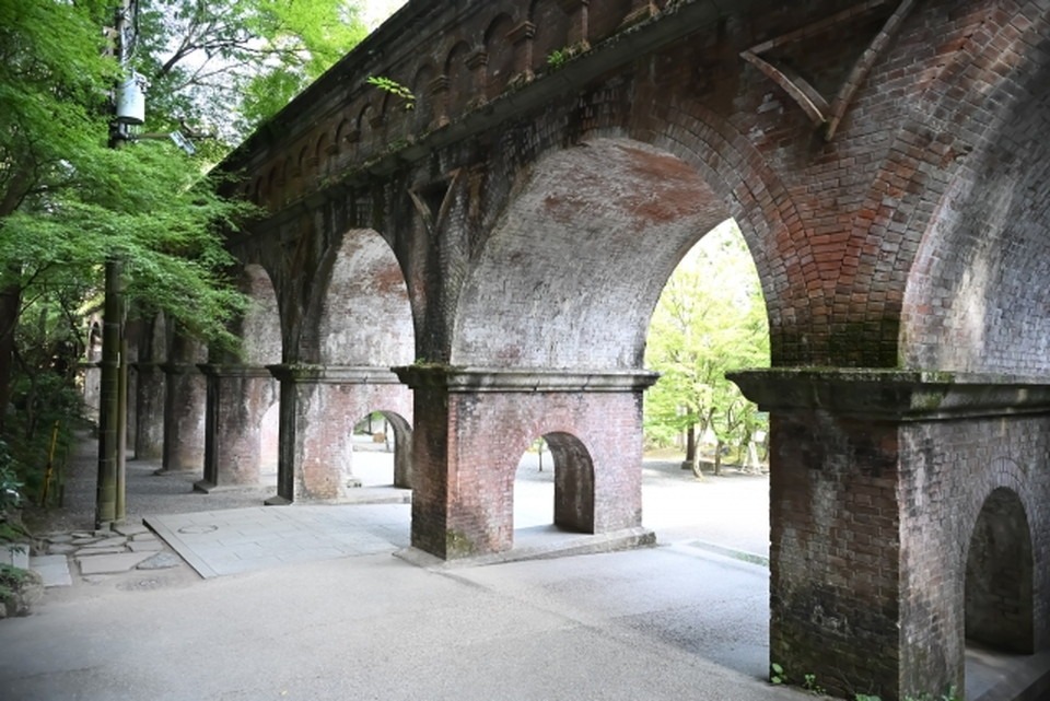 水路閣の神秘：異次元体験の噂について