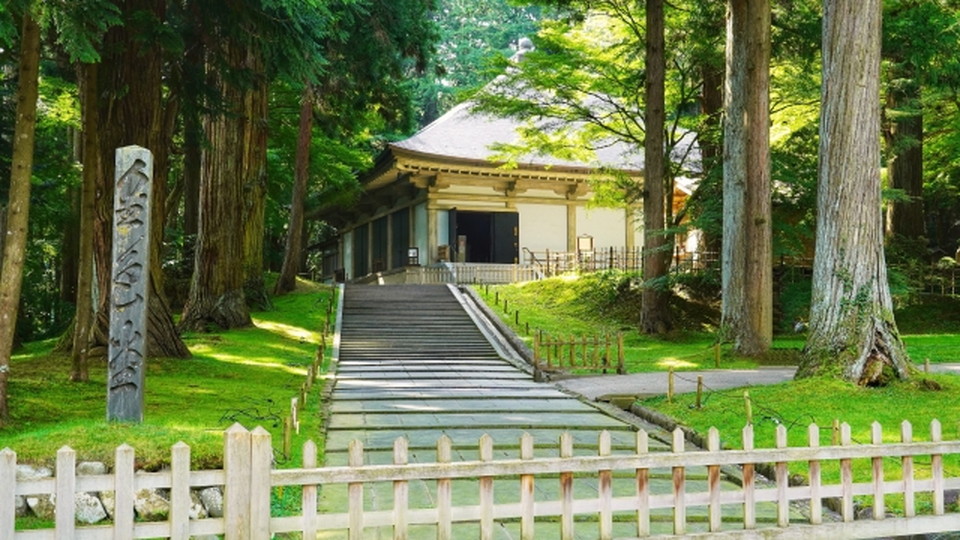 中尊寺に伝わる伝説と神話：黄金の泉と動く仏像の物語