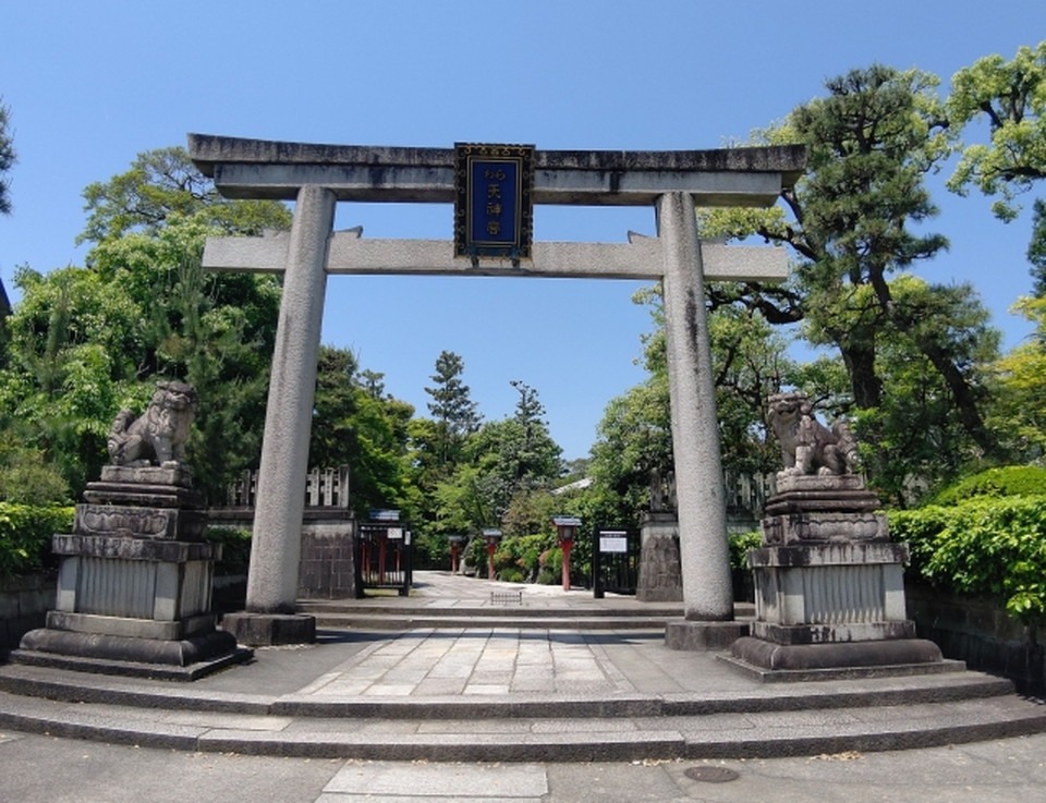 敷地神社の「力石」伝説 - 体験談とその影響