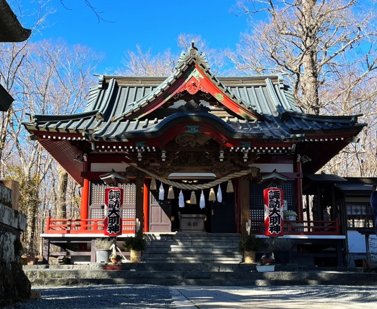 山中諏訪神社に伝わる「祟りの鏡」は、日本文化における鏡の象徴的な位置づけを反映している - 鏡は神々と人間をつなぐ神秘的な媒介