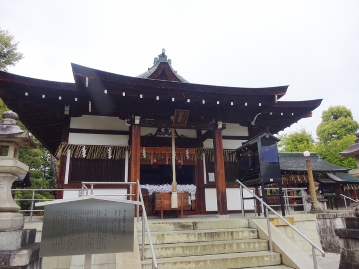 敷地神社（わら天神宮）の安産祈願は、伝説の石から始まっているかもしれない - 力石に触れることで願いが叶う